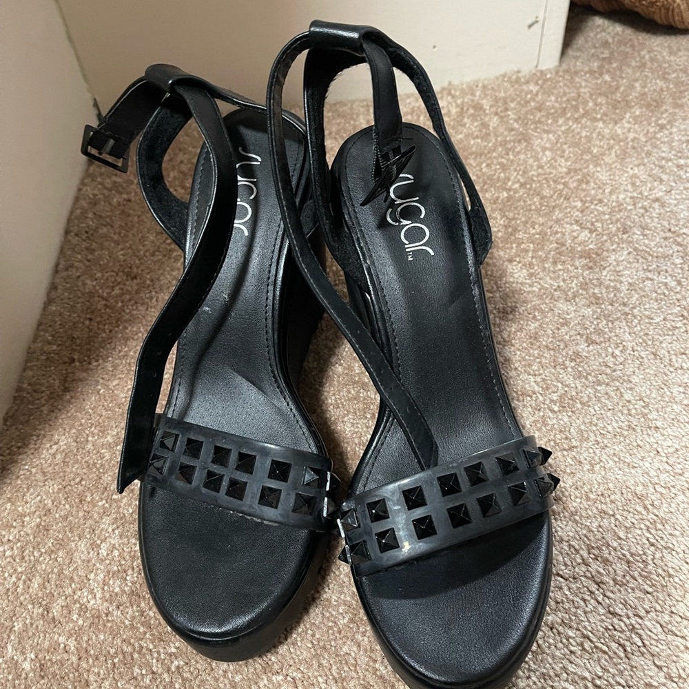 Black wedges